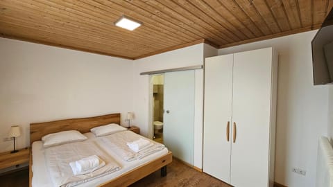 Bed, TV and multimedia, Photo of the whole room, Bedroom, wardrobe