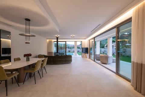 Communal lounge/ TV room, TV and multimedia, Living room, Seating area, Dining area, Evening entertainment