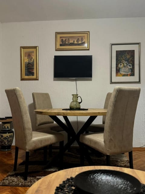 TV and multimedia, Living room, Seating area, Dining area