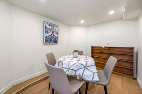 Picturesque room surrounded by flowers with share spaces Vacation rental in Vancouver