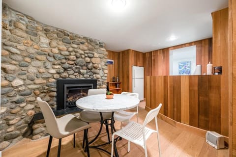 Picturesque room surrounded by flowers with share spaces Vacation rental in Vancouver