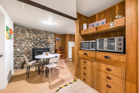 Picturesque room surrounded by flowers with share spaces Vacation rental in Vancouver