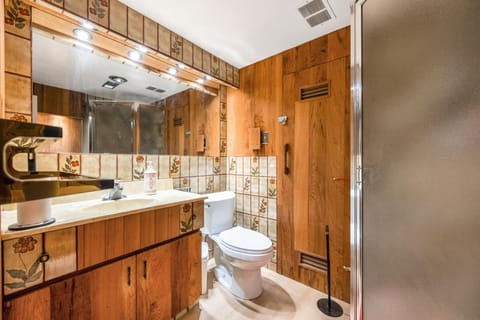 Picturesque room surrounded by flowers with share spaces Vacation rental in Vancouver