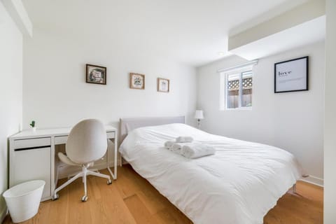 Picturesque room surrounded by flowers with share spaces Vacation rental in Vancouver