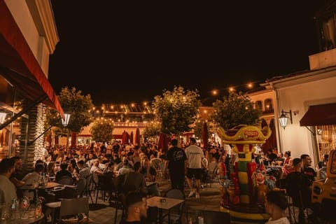 Restaurant/places to eat, Night, Food and drinks