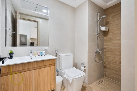 Shower, Toilet, Bathroom, Bath, bidet, towels