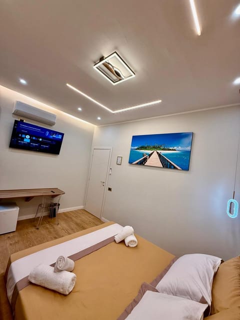 Bed, TV and multimedia, Photo of the whole room, Bedroom, towels, air conditioner
