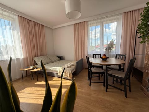 Communal lounge/ TV room, TV and multimedia, View (from property/room), Living room, Seating area, Floor plan, Dining area, Non alcoholic drinks, Location, Family, Quiet street view, fireplace, internet, internet