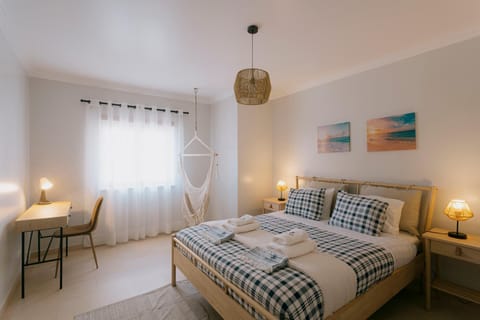 Bed, Photo of the whole room, Seating area, Bedroom, towels