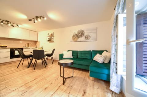Kitchen or kitchenette, Living room, Seating area, Dining area