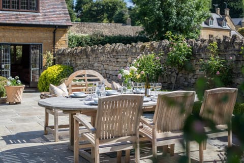 Property building, Patio, Garden, Dining area, Garden view