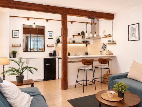 Kitchen or kitchenette, Living room