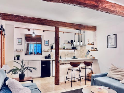 Kitchen or kitchenette, Living room