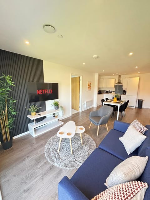 TV and multimedia, Living room, Seating area, Dining area