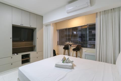 Bed, TV and multimedia, Photo of the whole room, Dining area, Bedroom, towels, air conditioner