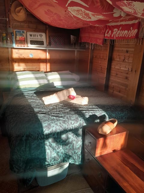 Bed, Living room