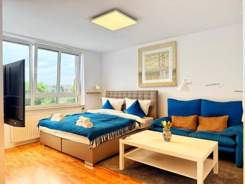 Bed, TV and multimedia, View (from property/room), View (from property/room), Photo of the whole room, Seating area, Bedroom, Garden view, Garden view, Quiet street view, heating, heating, towels
