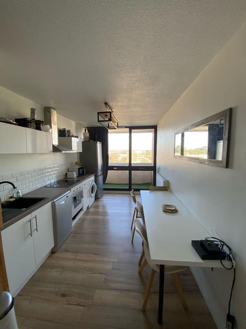 Kitchen or kitchenette, Dining area, oven, stove