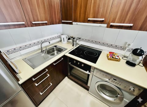 Coffee/tea facilities, Kitchen or kitchenette, stove, toaster, washing machine