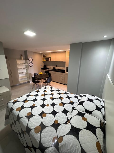 Bed, Kitchen or kitchenette, Photo of the whole room, Bedroom, minibar, oven, stove