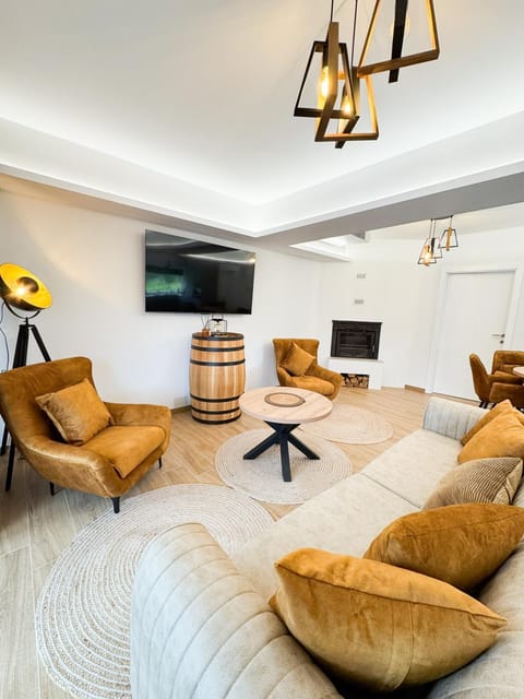 Communal lounge/ TV room, TV and multimedia, Living room, Seating area
