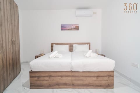 Bed, Photo of the whole room, Bedroom, towels, air conditioner