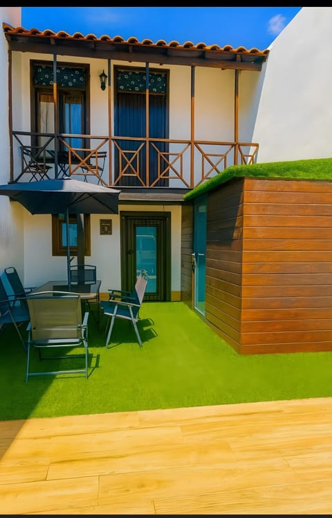 Property building, Balcony/Terrace, Living room
