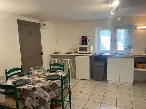 Kitchen or kitchenette, Dining area, stove
