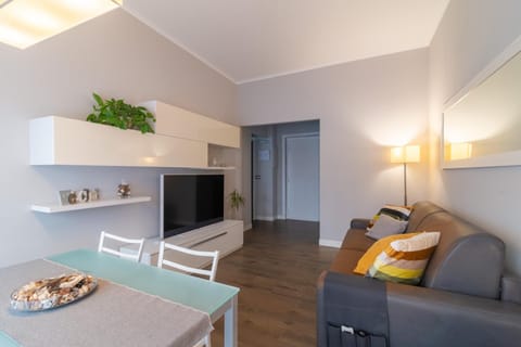 TV and multimedia, Living room, Seating area, air conditioner