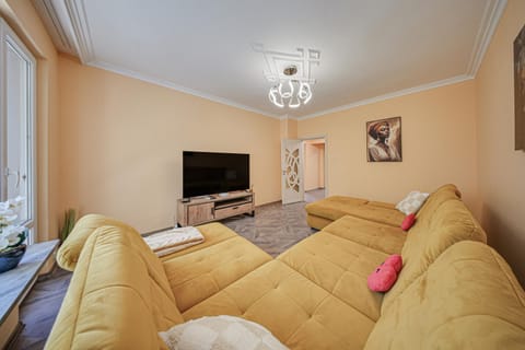 Communal lounge/ TV room, TV and multimedia, Living room, Seating area, Evening entertainment