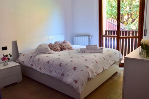 Bed, Photo of the whole room, towels