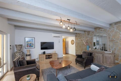 Communal lounge/ TV room, TV and multimedia, Living room, Seating area, Evening entertainment