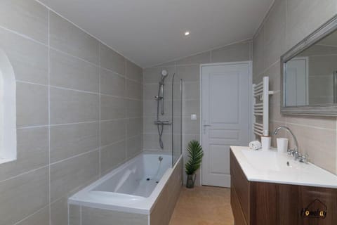 Bathroom, Bath, towels