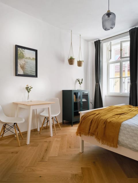 Bed, Photo of the whole room, Seating area, Dining area, Bedroom