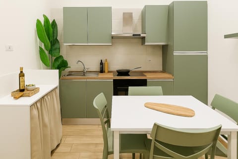 Kitchen or kitchenette, Dining area, oven, stove