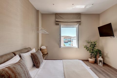 Bed, TV and multimedia, Photo of the whole room, Bedroom, Sea view