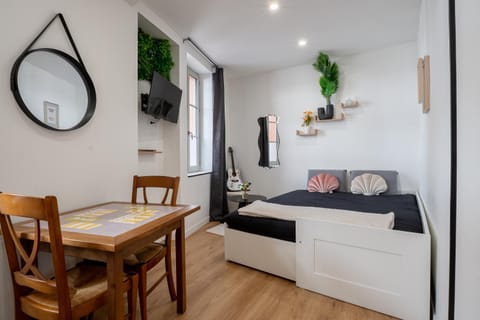 Bed, TV and multimedia, Living room, Photo of the whole room, Dining area