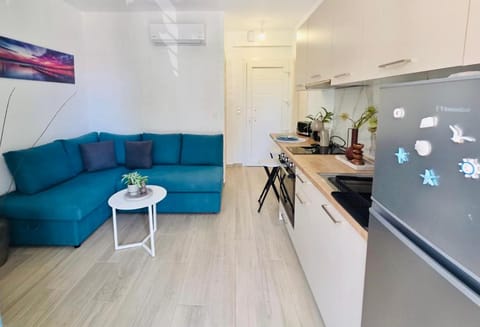Kitchen or kitchenette, Living room, Seating area, Dining area, stove