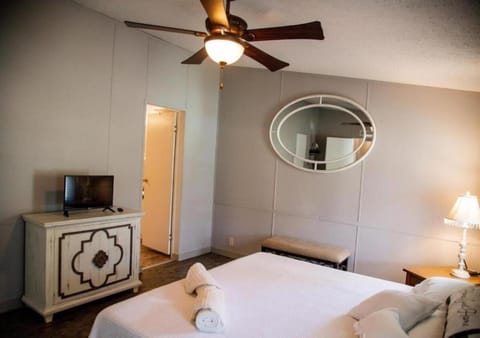 Bed, TV and multimedia, Bedroom