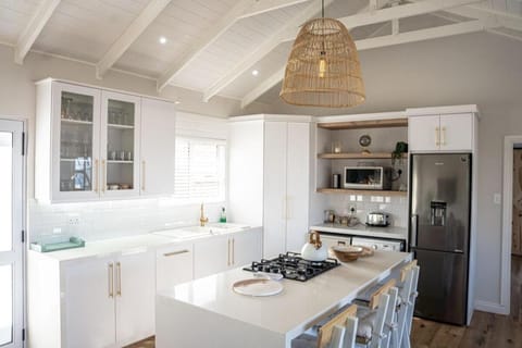 Kitchen or kitchenette, Dining area, stove