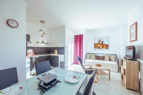 TV and multimedia, Kitchen or kitchenette, Living room, Seating area, Dining area