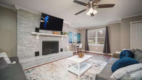 Blue Bird Spur Outdoor dinning fire pit & games House in Alabama