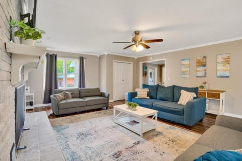 Blue Bird Spur Outdoor dinning fire pit & games House in Alabama