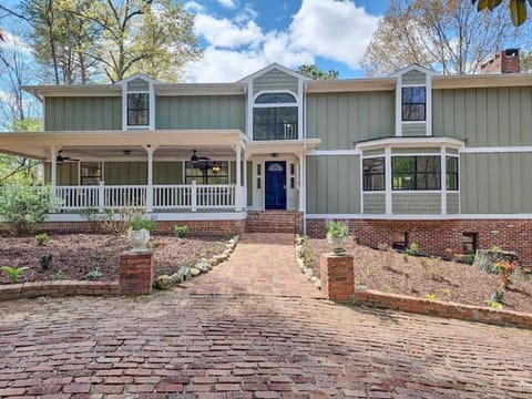 Large Hillside Retreat with Pool and Hot Tub House in Alabama