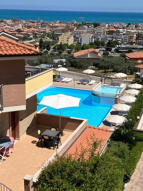 Pool view, Sea view, Swimming pool, sunbed