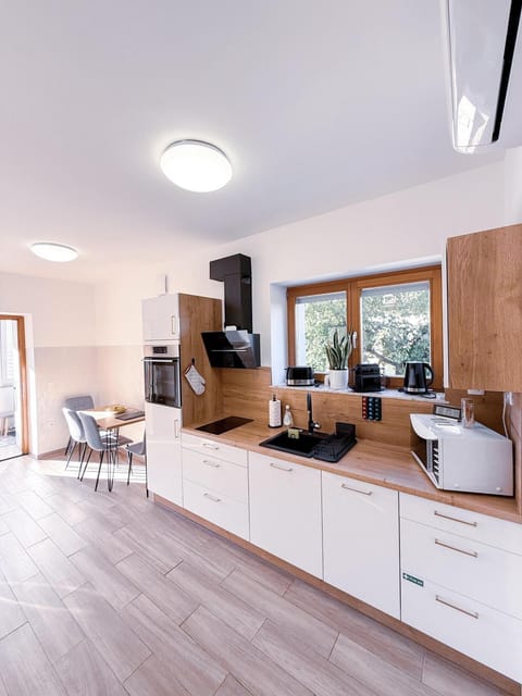 Coffee/tea facilities, Kitchen or kitchenette, Dining area, stove, toaster