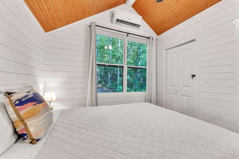 Dogwood Cottage with Private Fire Pit & Sleeps 6 House in Trenton