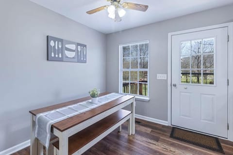 White Oak - fire pit fast wifi & free parking House in Trenton