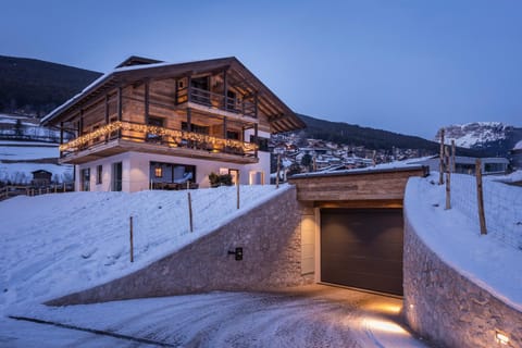 Property building, Natural landscape, Winter, Mountain view, Parking