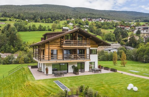 Property building, Day, Natural landscape, Garden, Garden view, Mountain view